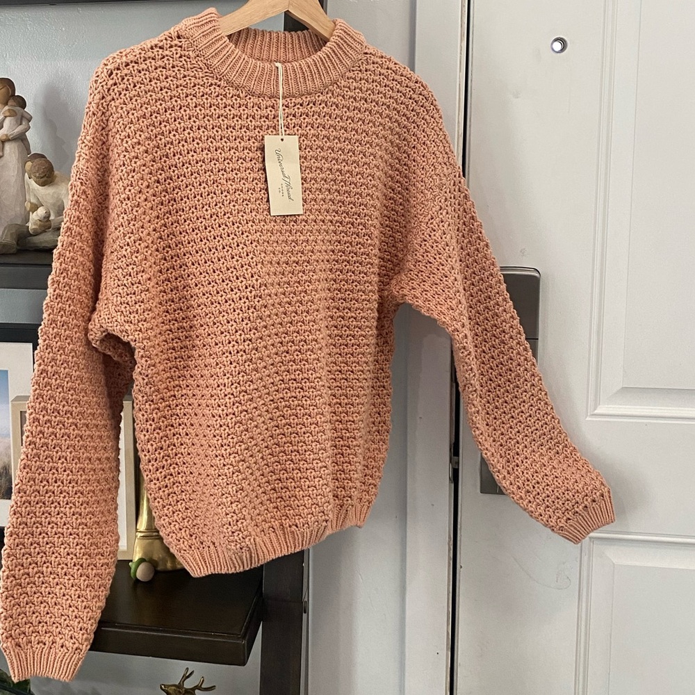 Long-sleeved knitted sweater for woman